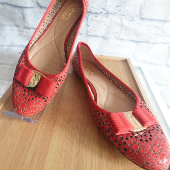 Salvatore Ferragamo Italy Tooled Floral Patent Leather Varina Bow Ballet Flats - Picture 5 of 16